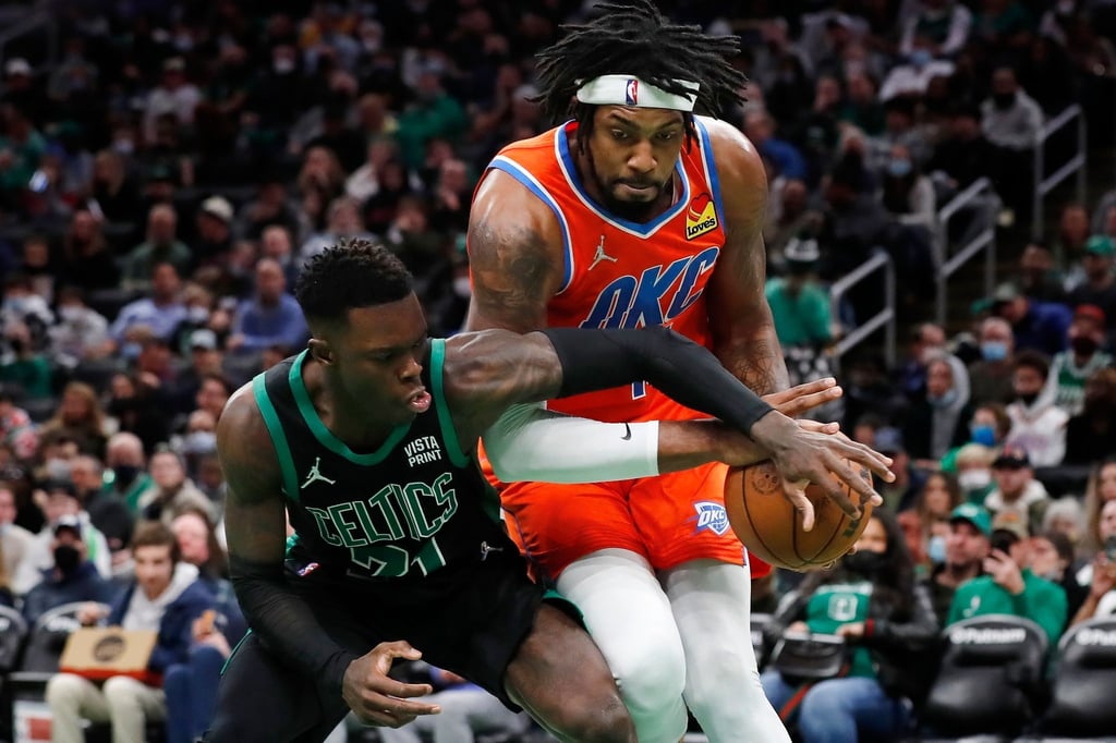 Dennis Schröder (l) von den Boston Celtics verteidigt gegen Derrick Favors von Oklahoma City Thunder.