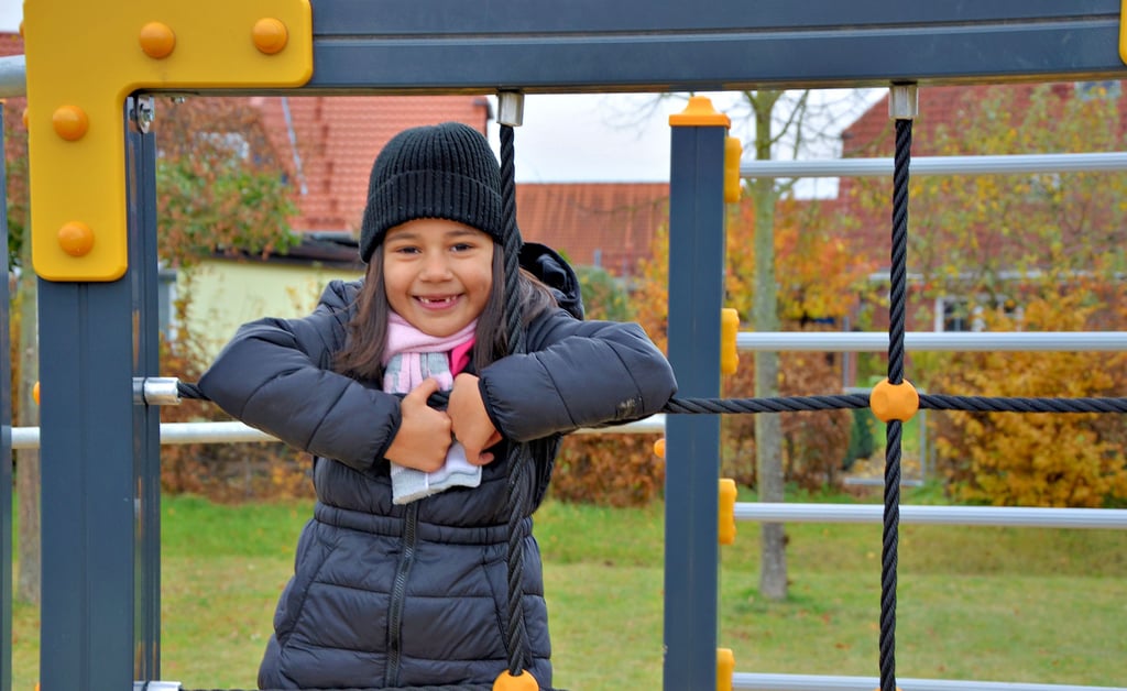 Linnea Müller hat den Spielplatz am Erich-Kästner-Ring in Salzwedel ausgiebig getestet. Insgesamt gibt es fünf Geräte.