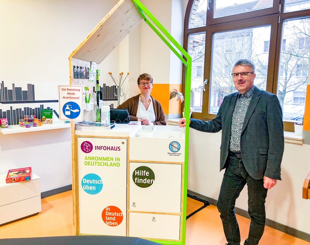 Peggy Schettler und Thomas Sagner zeigen das Info-Häuschen für Zuwanderer im Bildungszentrum Lindenfeld.