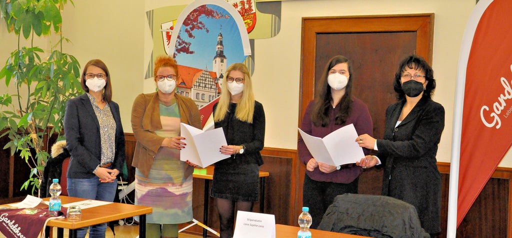 Im Rahmen des Gardelehrer-Projektes der Stadt Gardelegen haben gestern im Rathaus zwei Lehramtsstudentinnen ihre Stipendiatenurkunden erhalten. Überreicht wurden sie von Sandra Hietel (von links), Vorsitzende des Sozialausschusses, und Bürgermeisterin Mandy Schumacher an Engelina Kristen und Lara-Sophie Lenz, die erhielt ihre Urkunde von Sachsen-Anhalts Bildungsministerin Eva Feußner.