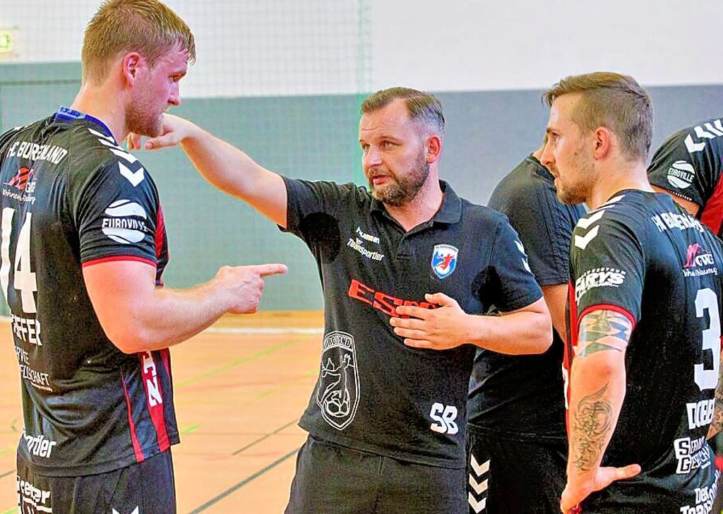 Auf diese Spieler muss HCB-Coach Steffen Baumgart (Mitte) am Sonnabend in der Hohenmölsener Glückauf-Sporthalle verzichten: Regisseur Florian Pfeiffer (l.) und Kapitän Kenny Dober.