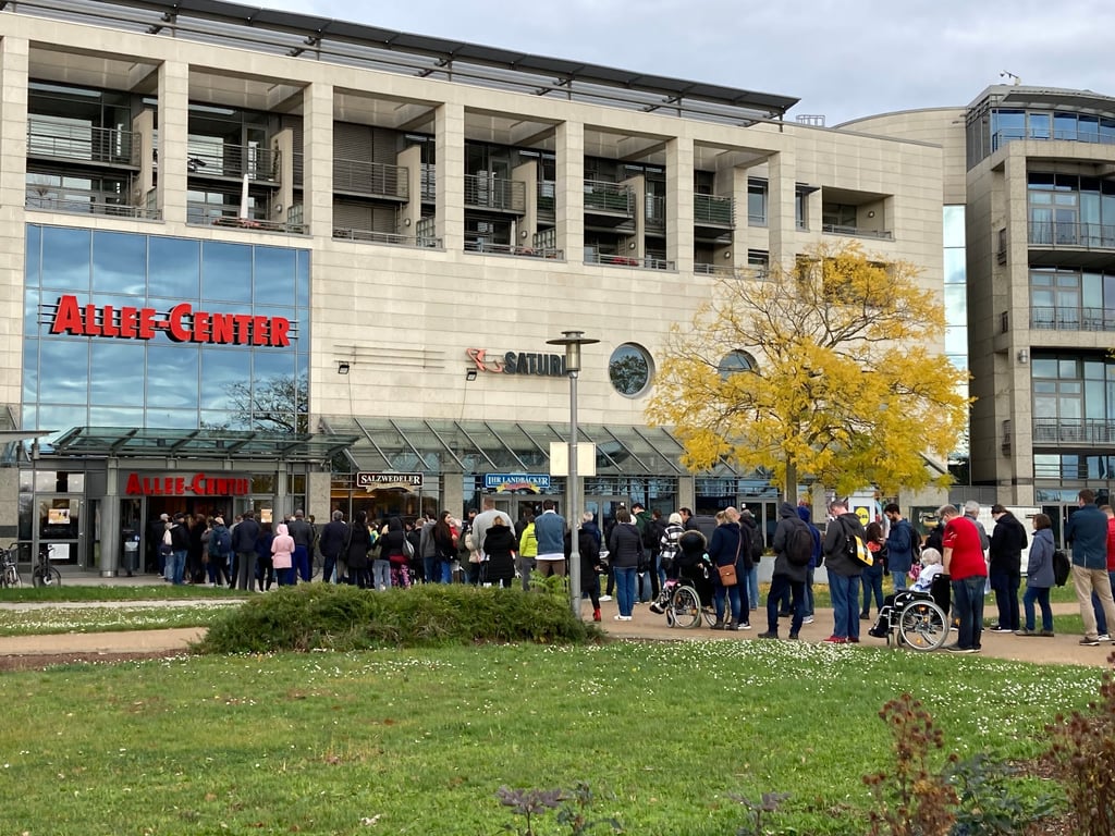Lange Warteschlangen bilden sich regelmäßig am Impfunkt im Allee-Centers in Magdeburg. Jetzt soll das Angebot ausgebaut werden.