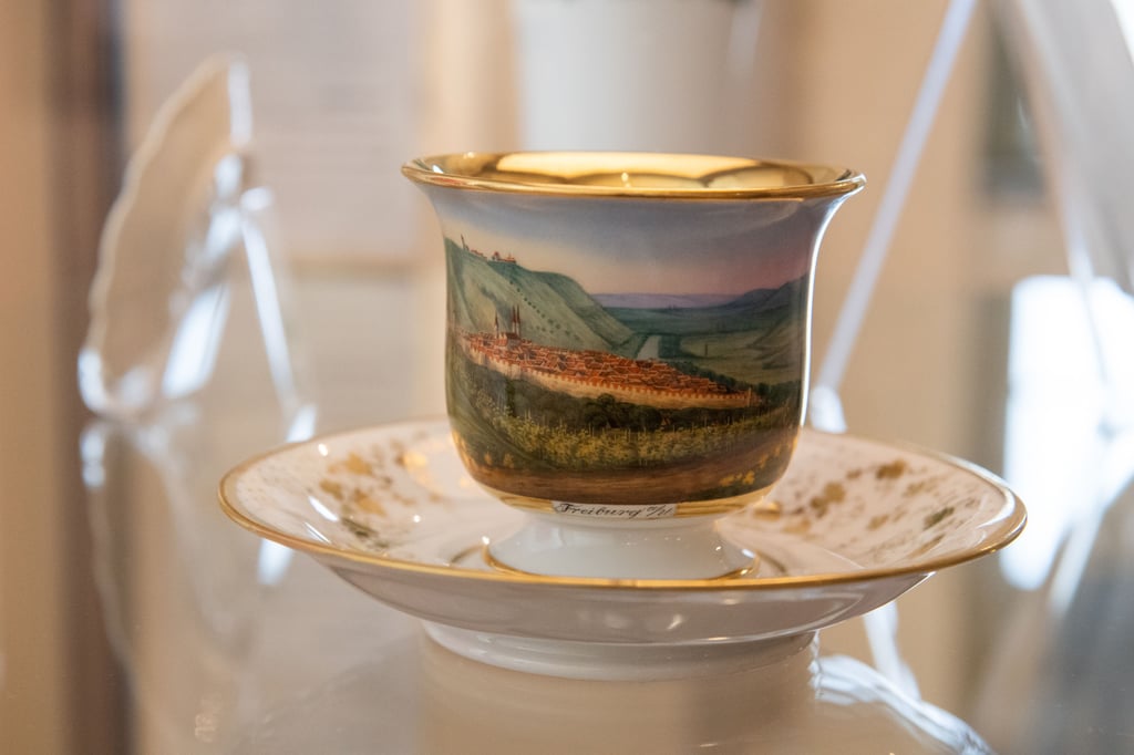 Eine Tasse zeigt Ansicht von Freyburg.