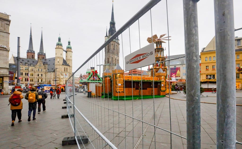 Auf dem Marktplatz sind meterweise Metallzäune aufgestellt worden, damit die Weihnachtsbuden bald wieder öffnen können.