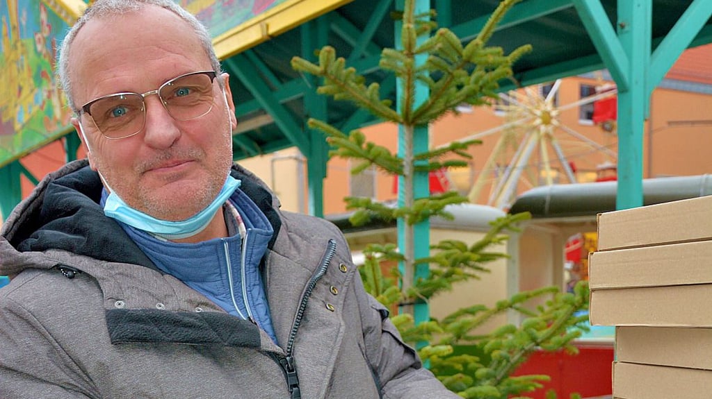 Jens Ganso hat Bändchen angeschafft, um ab Samstag den Halberstädter Weihnachtsmarkt im 2Gplus-Modus betreiben zu können.