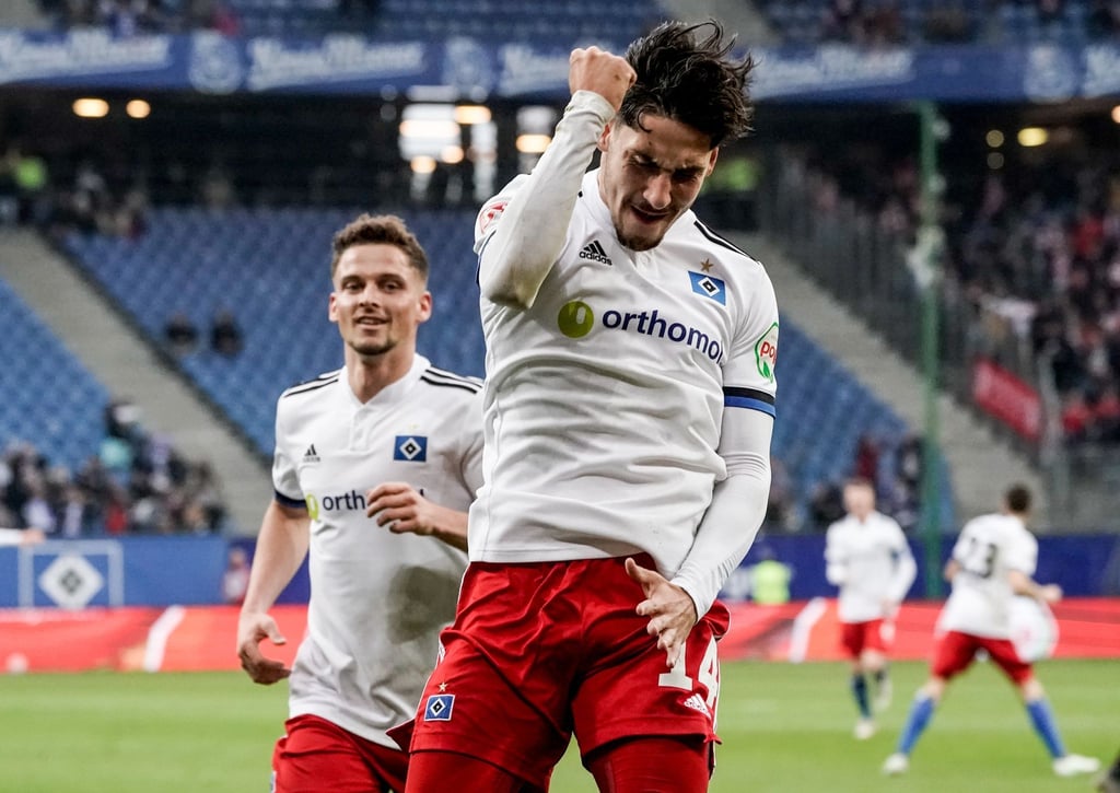 HSV-Spieler Ludovit Reis (r) feiert mit Moritz Heyer das 1:0 gegen Regensburg.