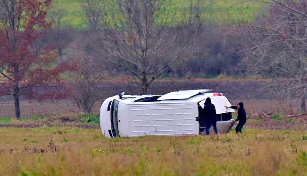 Auf einer Wiese bei Wilsleben kippte dieser Transporter um.