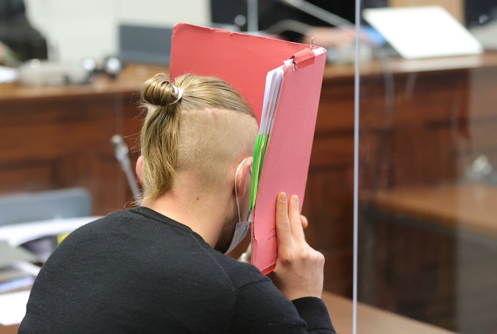 Der Angeklagte wurde wegen versuchten Totschlags und gefährlicher Körperverletzung verurteilt.