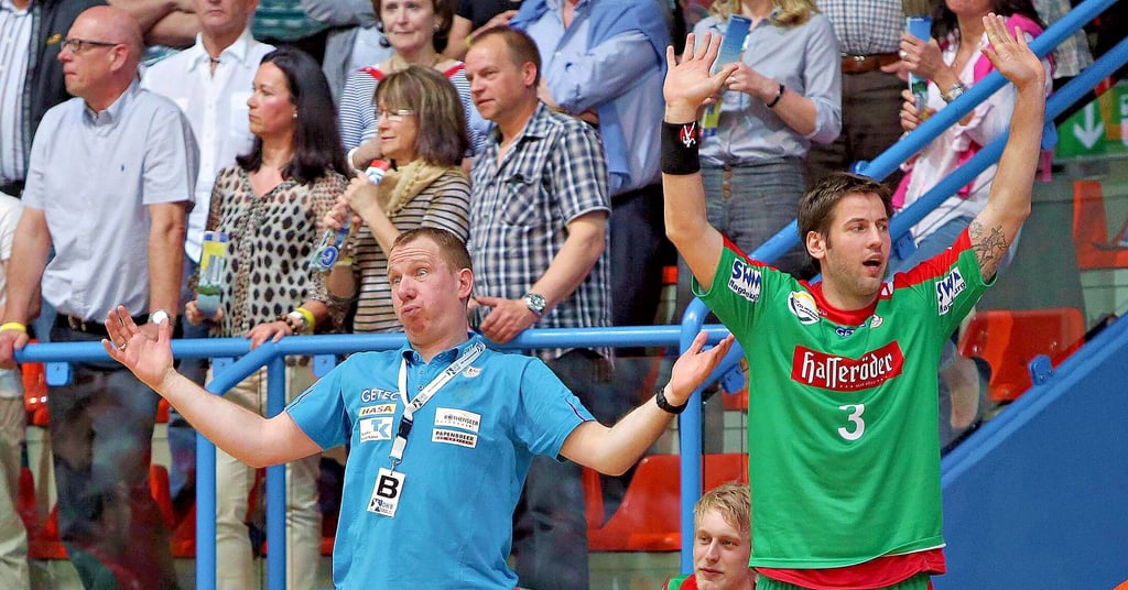 Mehr als acht Jahre ist dieses Bild alt, als Frank Carstens (l.) noch Bennet Wiegert trainierte beim SC Magdeburg. Morgen treffen sie in Minden aufeinander – als Coach des Schlusslichts gegen den Coach des Spitzenreiters.