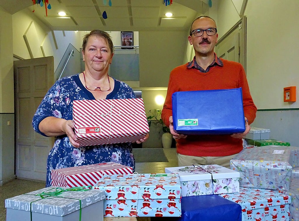 Schulleiterin Birgit Moll-Jahn und Pfarrer Thomas Pfennigsdorf mit den Weihnachtsschuhkartons.