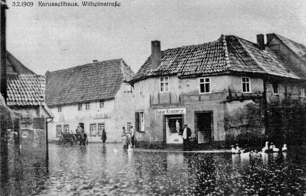 So sah die Roßlaer Wilhelmstaße am 5. Februar 1909 aus. Die Helme hatte wie so oft den Ort überschwemmt.