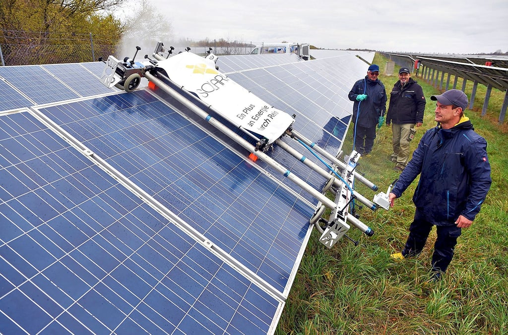 Mitarbeiter einer Spezialfirma reinigen die Photovoltaikanlage am Flugplatz in Köthen. Sie gehört zu den größten in der Kreisstadt, die mehr Photovoltaik-Fläche besitzt wie der übrige Landkreis zusammen.