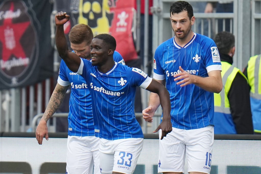 Darmstadts Braydon Manu (M) jubelt nach seinem Tor zum 2:0 gegen St. Pauli mit Phillip Tietz (l) und Luca Pfeiffer.