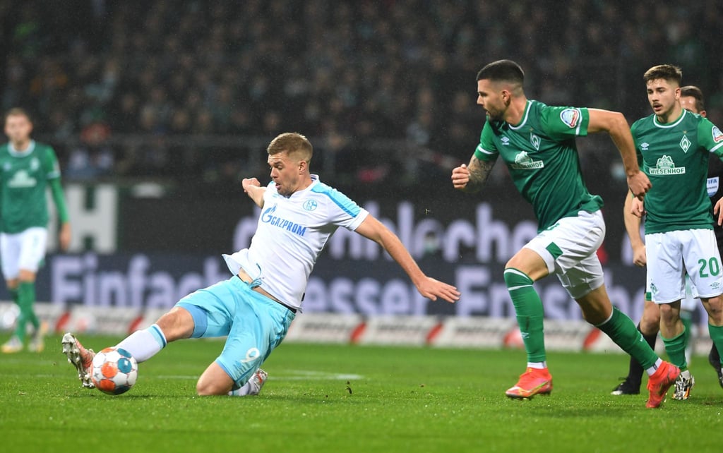 Werders Anthony Jung (r) kämpft gegen Schalkes Simon Terodde um den Ball.