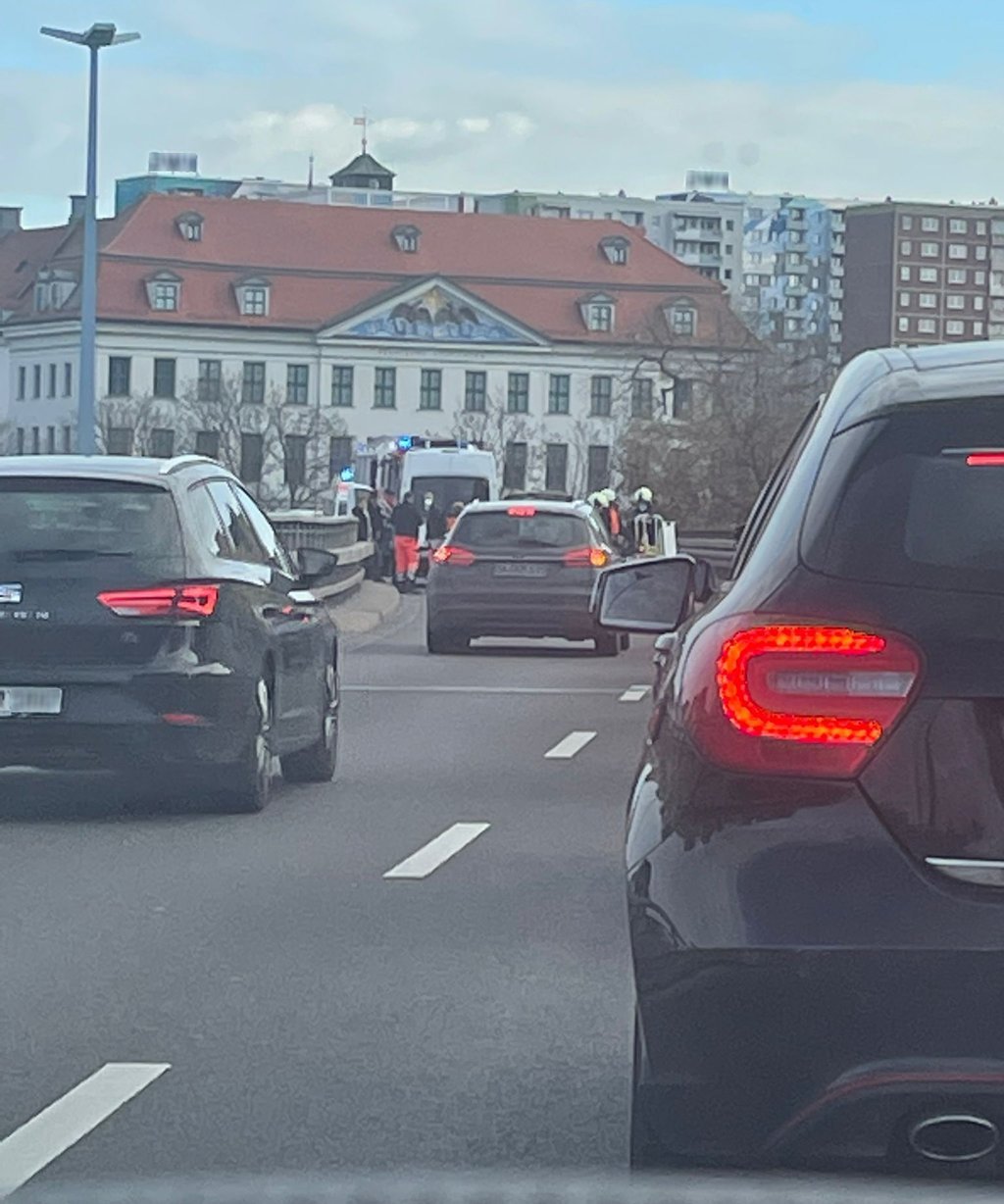 Auf der Hochstraße in Halle hat sich am Freitagmittag stadteinwärts ein Unfall mit mehreren Fahrzeugen ereignet.