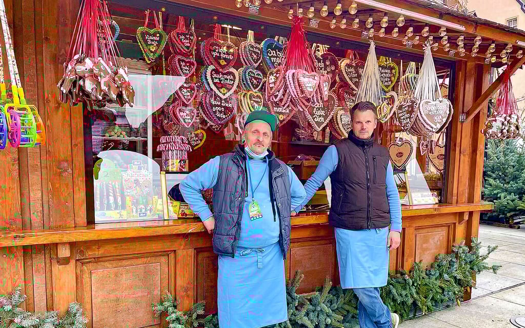 David Böttger (li.) und Heinz Wimmert stehen vor einer ihrer drei Buden und hoffen, dass noch lange verkauft werden kann.
