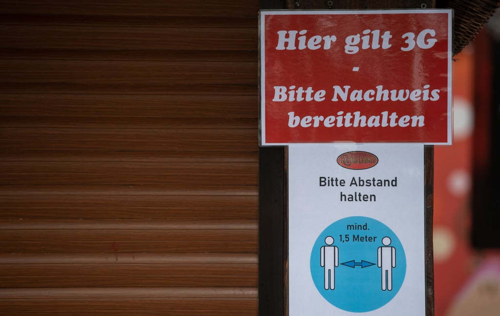 Hinweisschild mit 3G-Regel.