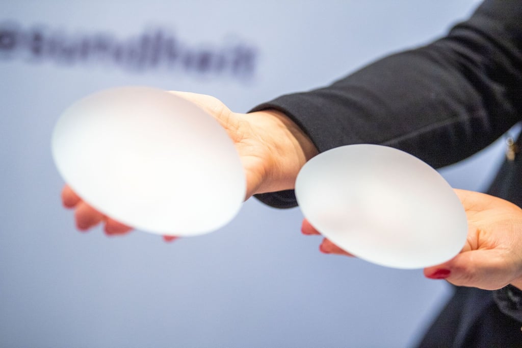 Brustvergrößerungen mit Implantaten gehören zu beliebten Schönheitsoperationen.