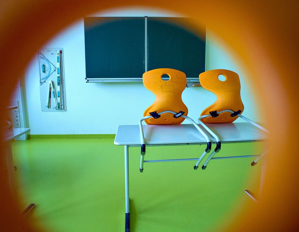 Im Landkreis Harz, der von der Corona-Infektionswelle aktuell besonders betroffen ist, sollen ab Montag, 29. November, klare Regeln für Schulen gelten. Bei besonders hoher Infektionslast müssen sie auf Wechsel-/Distanzunterricht umschalten. Im Bildungsministerium wird dieses Agieren kritisch gesehen.