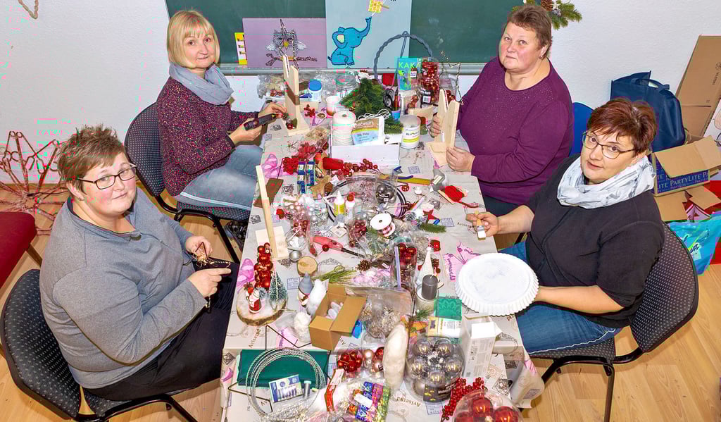 treff der Bastelfrauen im Gladitzer Bürgerhaus. In dieser Jahreszeit dominieren die weihnachtlichen Utensilien auf dem Tisch. Am Tisch sitzen Jacqueline Frühauf, Katrin Seiferheld, Bianka Frühauf und Claudia Makus (v.l.n.r.)