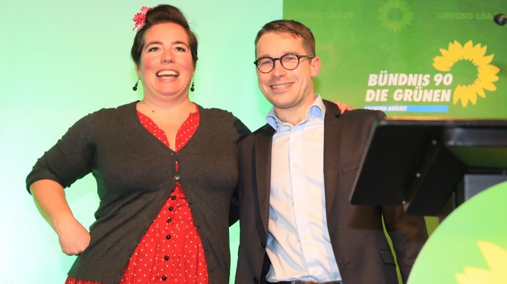 Sebastian Striegel (Bündnis 90/Die Grünen), Innenexperte in Sachsen-Anhalts Landtag, und Susan Sziborra-Seidlitz Sachsen-Anhalts Landesvorsitzende von Bündnis 90/Die Grünen, stehen nach ihrer Wahl zur Doppelspitze auf dem Landesparteitag auf der Bühne. Am Samstag wählt die Partei ein neues Führungsduo.