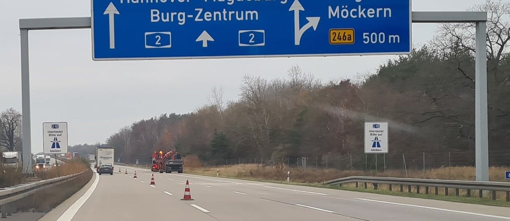 Schilder vor der Ausfahrt Burg-Ost fordern die Fahrer auf, wegen der überlasteten Umeitung auf der Autobahn zu bleiben.