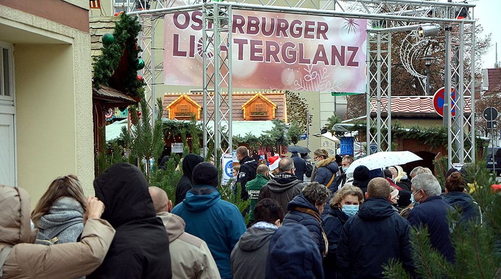 Glühwein mit 3G: Am Eingang zum Osterburger Weihnachtsmarkt standen die Menschen gestern zur Eröffnungszeit Schlange.