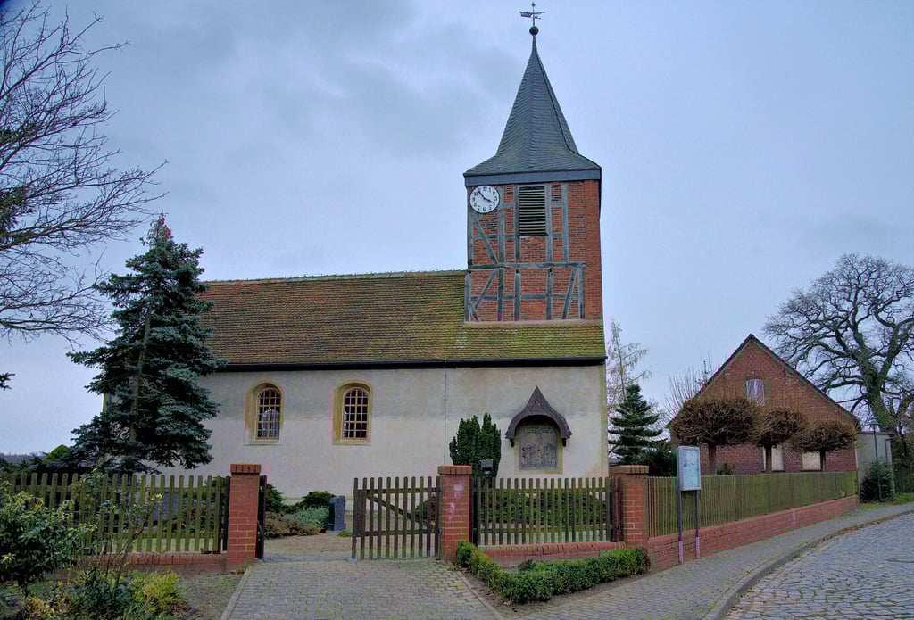 Die Kirche in Steinitz ist jetzt wieder fast vollständig. Nach der vollendeten Reparatur der großen Glocke wird immer noch nach der zweiten Kleineren gesucht. Die gilt seit geraumer Zeit als verschollen.