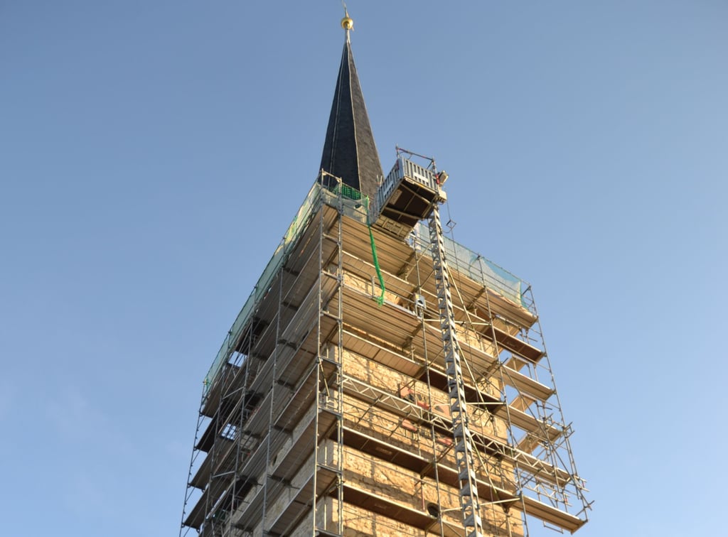 Seit Wochen zeigt sich der Gröninger Kirchturm von St. Martini eingerüstet. Fachplaner und Gutachter mussten erst ein genaues Schadensbild erstellen.