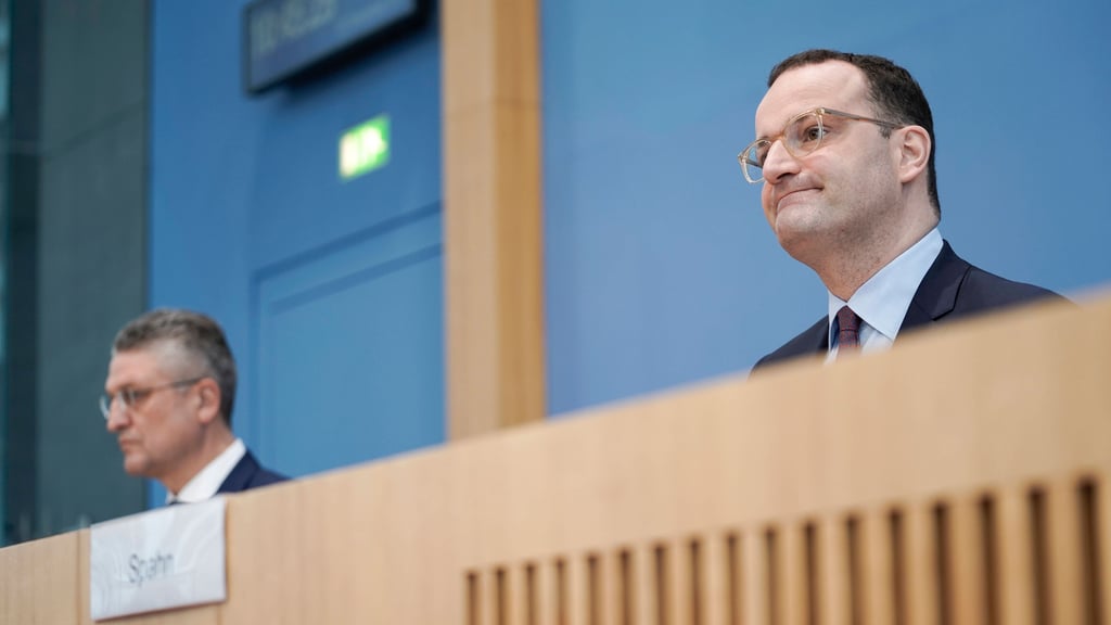 Noch-Gesundheitsminister Jens Spahn (CDU, rechts) und RKI-Chef Lothar Wieler fordern angesichts der explodierenden Corona-Zahlen massive Kontaktbeschränkungen.