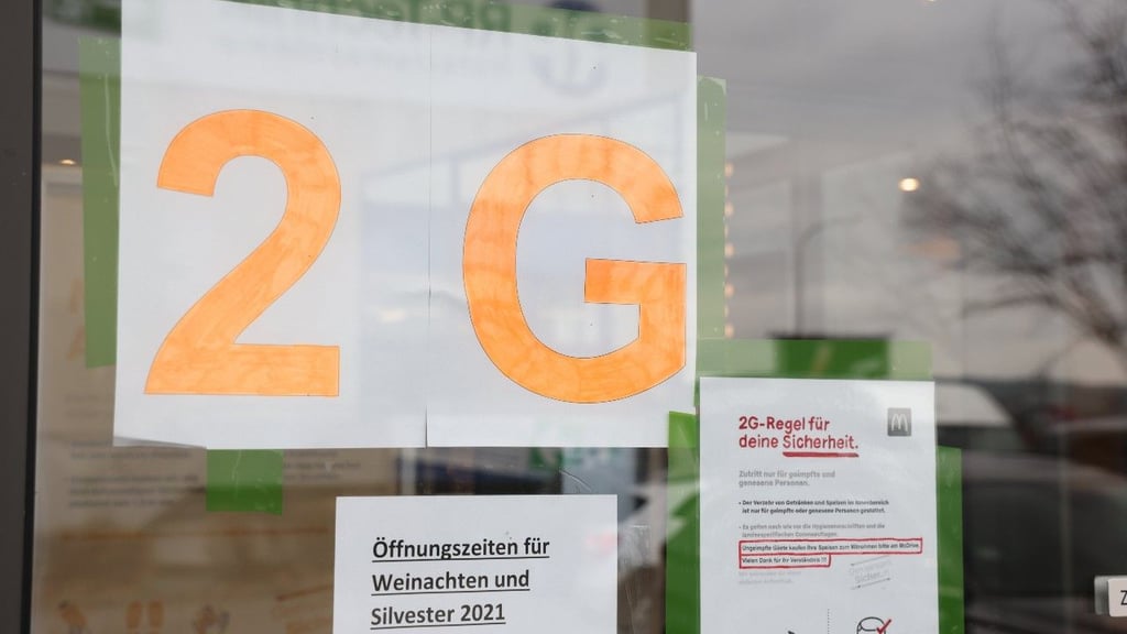 Thüringen, Saalfeld: "2G" steht am Eingang eines Schnellrestaurants. Thüringen ist derzeit eines der Bundesländer mit dem bisher stärksten Infektionsgeschehen in der Corona-Pandemie.