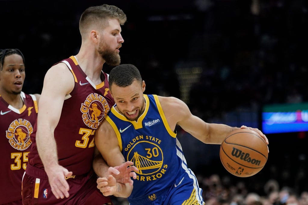 Dean Wade (l) von den Cleveland Cavaliers gegen Stephen Curry (r) von den Golden State Warriors.