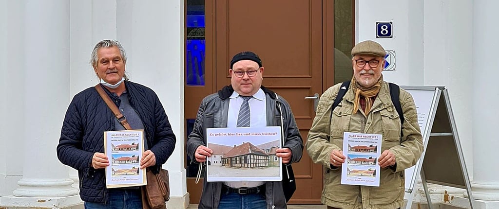 Gut gelaunt vor dem Landtag: Lutz Schwarzbrunn (von links), Oliver Kirchhoff und Andreas Finger nach dem Besuch beim Landespetitionsausschuss.