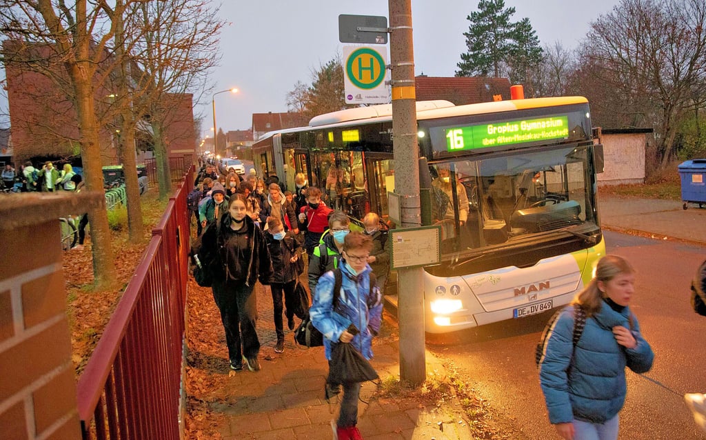 7.35 Uhr beginnt am Gropius-Gymnasium der Unterricht. Wenige Minuten zuvor kommen die Schüler mit dem Bus zur Schule.