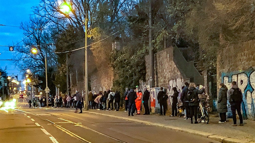 Hunderte Impfwillige stehen am Impfzentrum Burgstraße geduldig Schlange. Die Reihe der Wartenden zieht sich bis weit in den Mühlweg hinein. Abhilfe ist in Sicht: Das Impfzentrum Pera-Straße öffnet am Montag wieder.