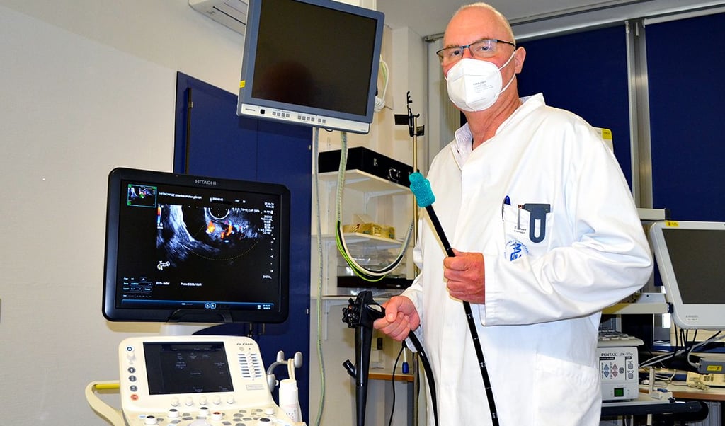 Dirk Kauert präsentiert das neue Ultraschallgerät.