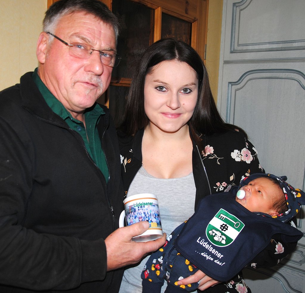 Eine Tasse mit dem Lüdelsener Silberfoto zur Volksstimme-Aktion "Unser Dorf hat viele Gesichter" 2012 sowie ein Lätzchen mit dem Ortswappen überreichte Interessenvertreter Lutz Peters dem neugeborenen Levi und seiner Mutter Vanessa Haase.