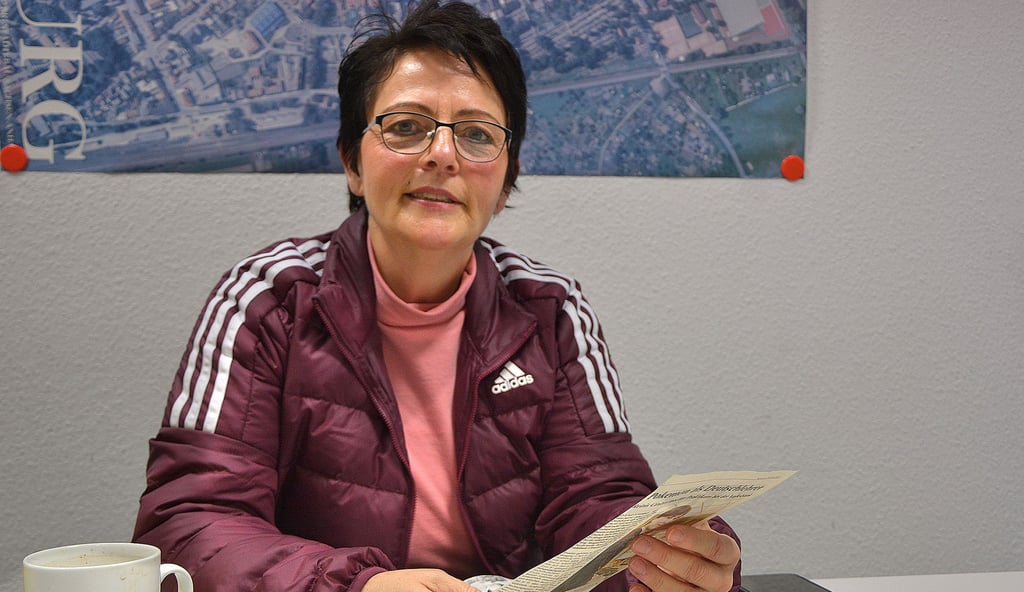 Anke Nestmann-Schulz am Freitag in der Volksstimme-Redaktion Osterburg: Die 61-Jährige hofft auf ein Wiedersehen mit ihrer Kindheitsfreundin Katrin, geborene Tiedtke.