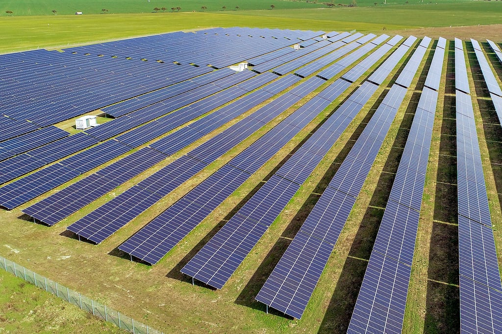 Solaranlagen in Deutschland produzieren aktuell Rekordmengen an Strom. Auf einer Fläche von 3,2 Hektar soll nun auch bei Hödingen eine Anlage entstehen. 1030 Drei- bis Vier-Personenhaushalte könnten so ein Jahr mit Strom versorgt werden.