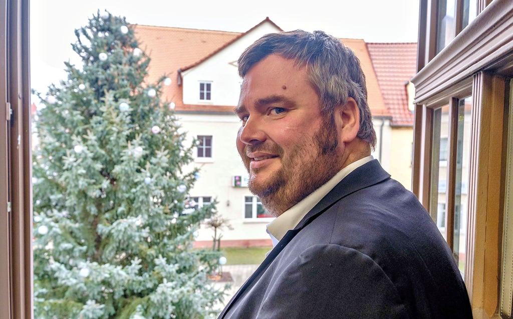 Beim Blick aus dem Fenster schaut Bürgermeister Enrico Schilling auf den Weihnachtsbaum auf dem Markt.