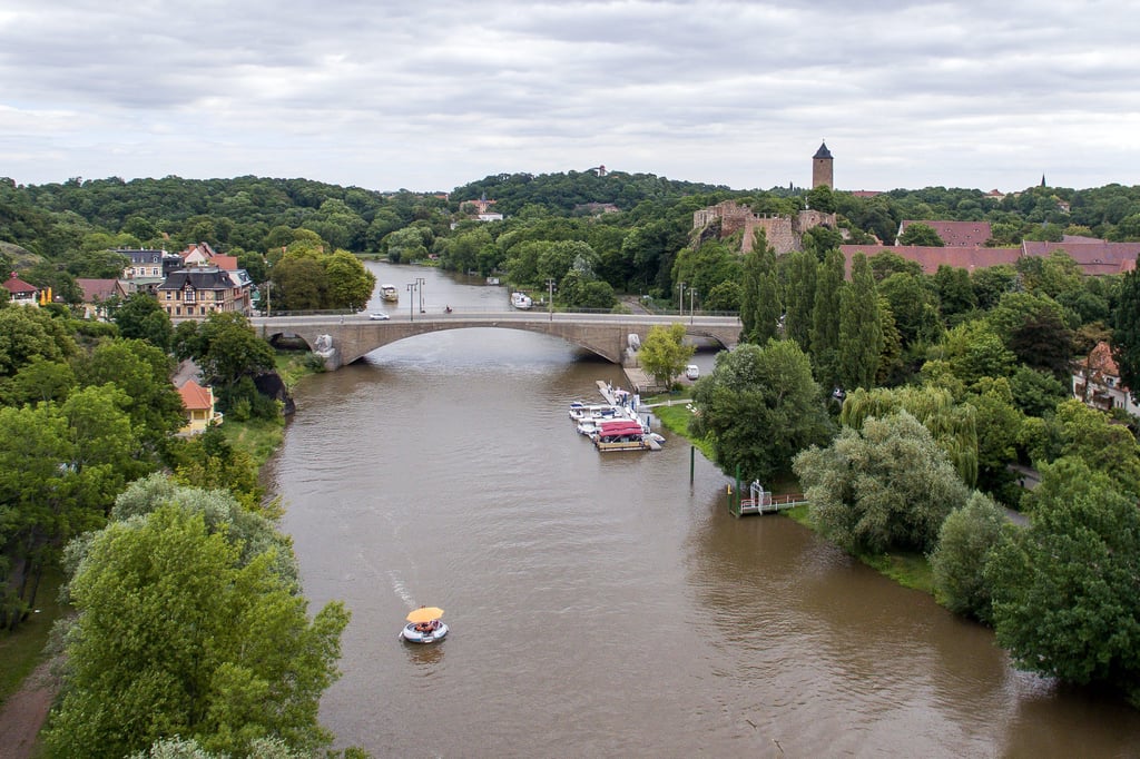 Blick auf die Saale zwischen Riveufer und Amselgrund mit Blick auf Burg Giebichenstein und Kröllwitzbrücke in Halle