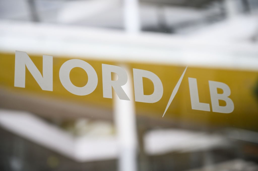 Auf einer Glastür steht das Logo der Norddeutschen Landesbank NordLB.