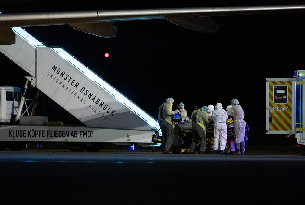Auf dem Flughafen Münster-Osnabrück steht eine Maschine der Luftwaffe mit sechs Coroa-Patienten aus Süddeutschland, die von mehreren Krankenwagen in die umliegenden Krankenhäuser verlegt werden.