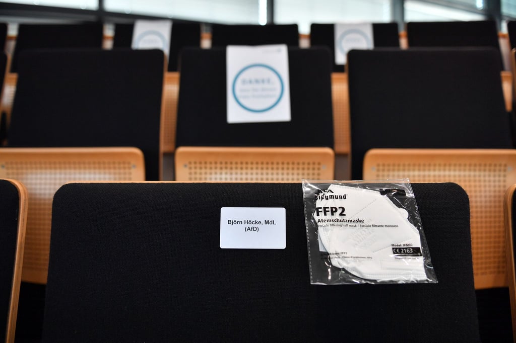 Björn Höcke, AfD-Fraktionschef, hat einen reservierten Platz mit Maske auf der Tribüne im Plenarsaal des Thüringer Landtags.
