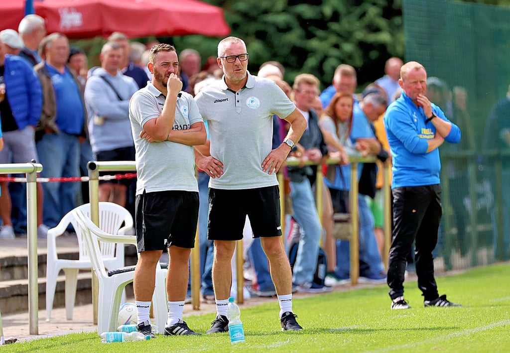 Glaubt nicht mehr an einen Anpfiff in diesem Jahr: Fortunen-Coach Dirk Hannemann (vorne r.).