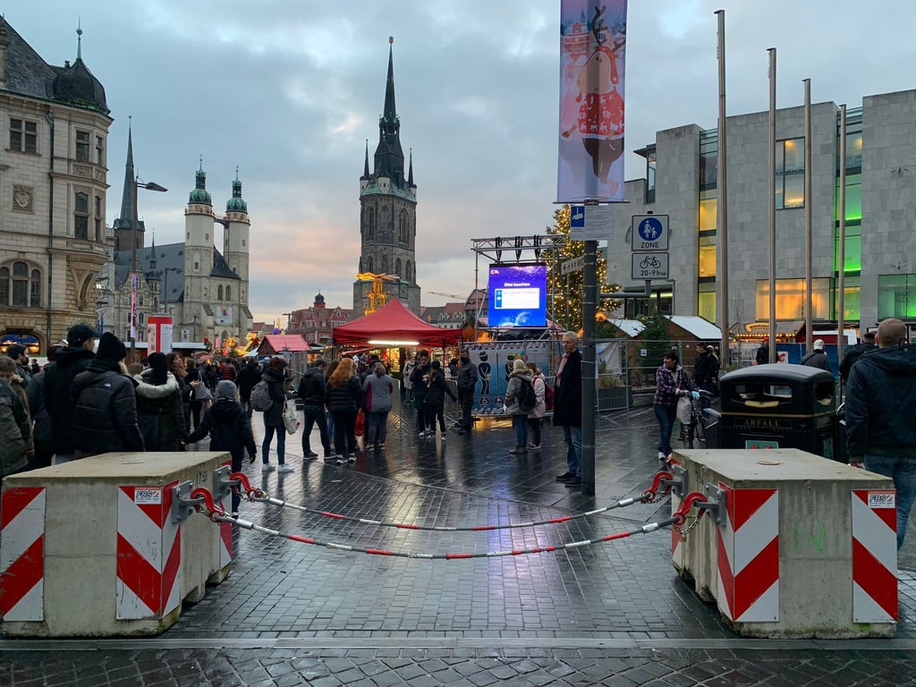Die Stadt hat an den Zugängen zum Markt wieder Sperren aufstellen lassen, um Amokfahrten zu verhindern.