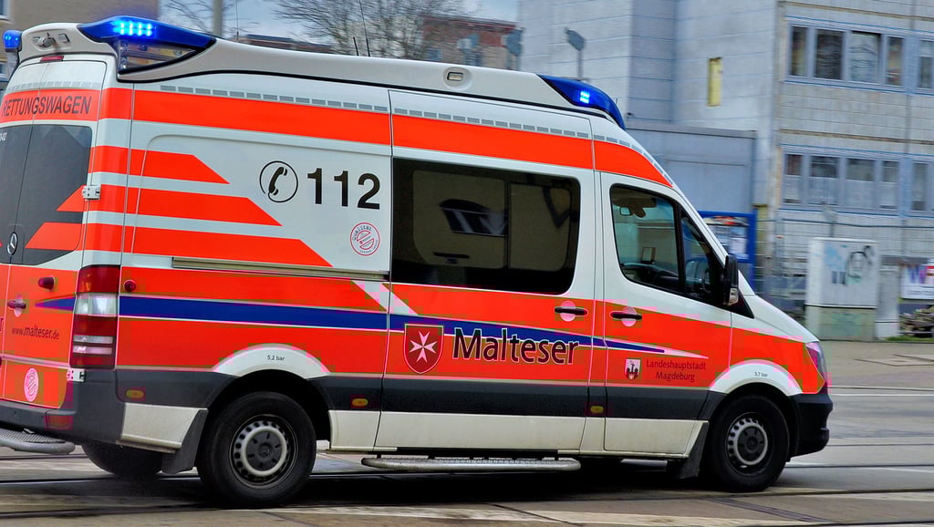 Ein Rettungswagen im Einsatz auf der Lübecker Straße im Norden Magdeburgs.