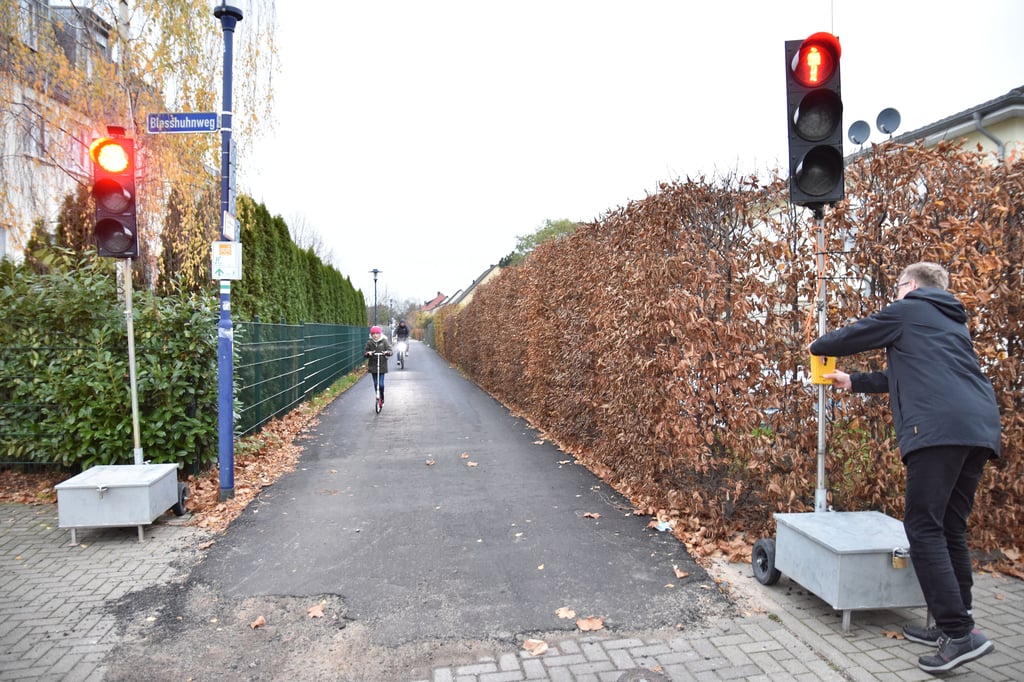 Einmal rot für Autos und einmal rot für Fußgänger. Zwei mal zwei provisorische Ampeln stehen an einer schmalen Stichstraße in Magdeburg.