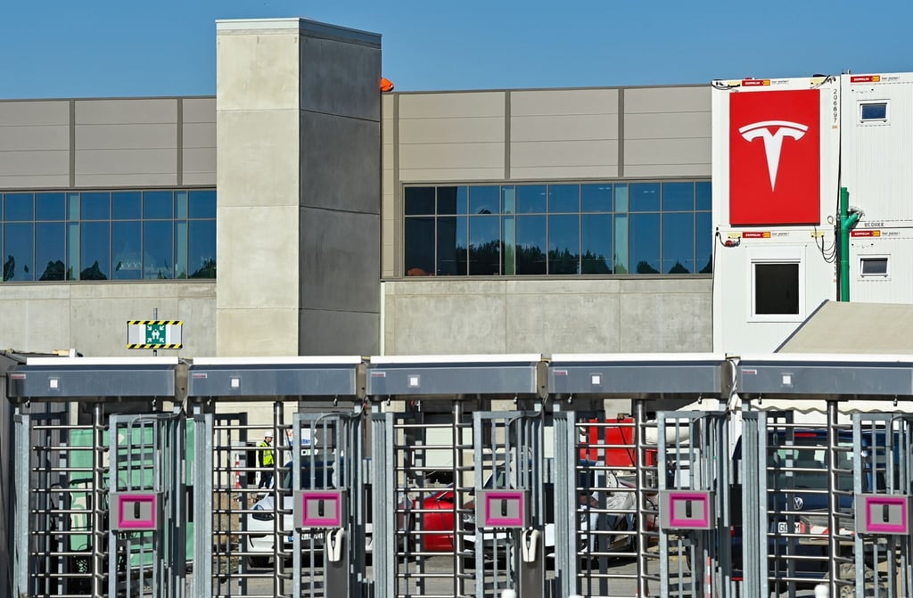 Ein großes Logo der Marke Tesla ist an einem Baucontainer vor der Tesla Gigafactory östlich von Berlin.