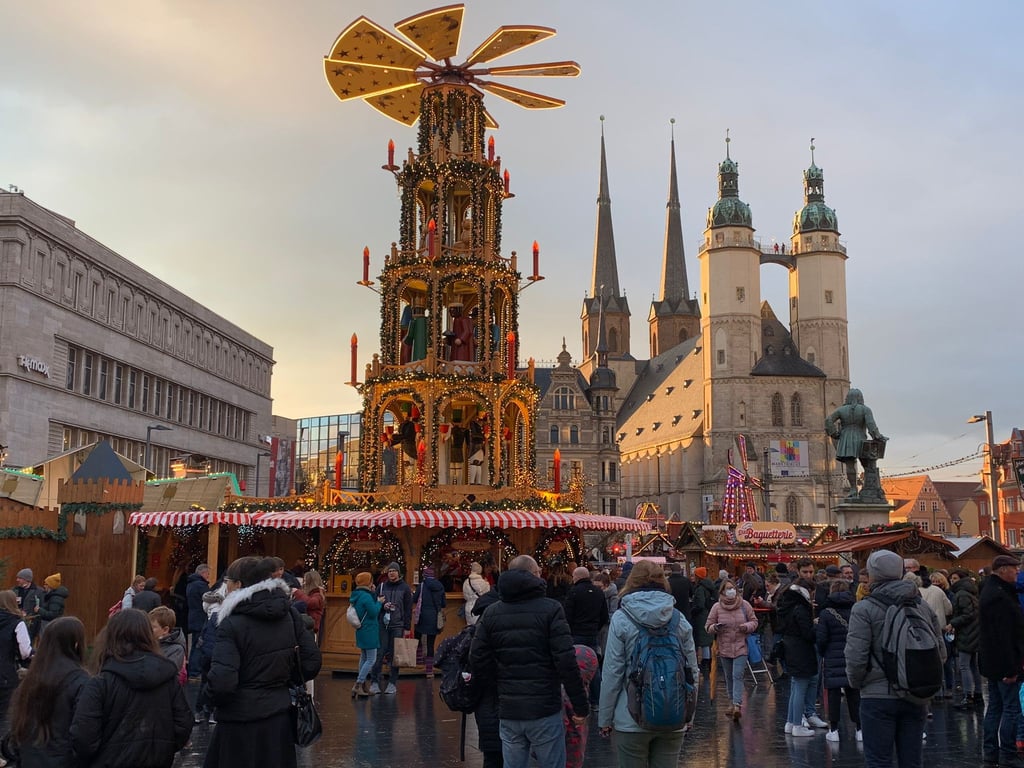 Die Holzpyramide am Markt.